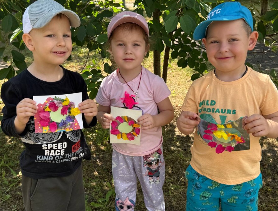  Маленькі флористи.