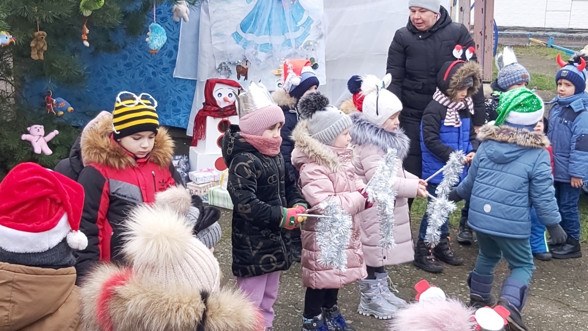 Казкові зустрічі біля ялинки