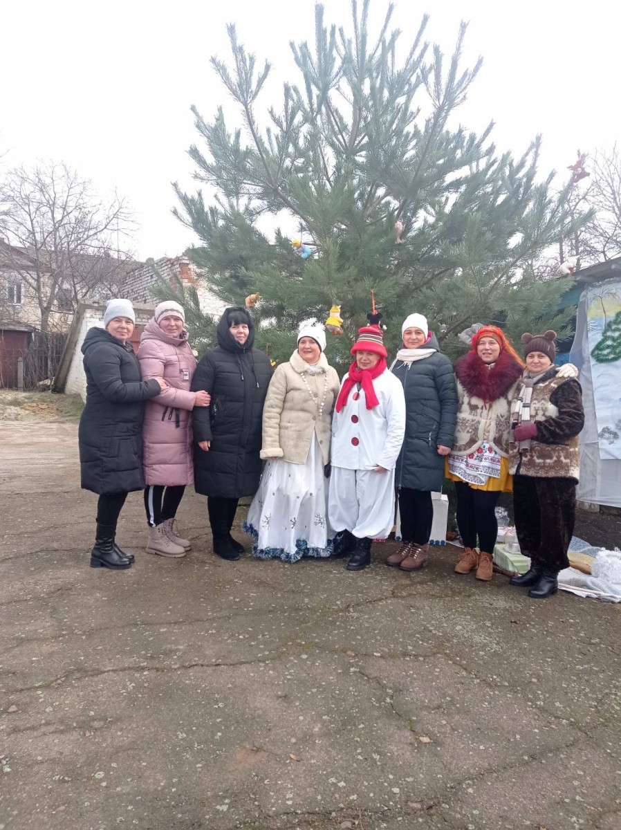 Казкові зустрічі біля ялинки