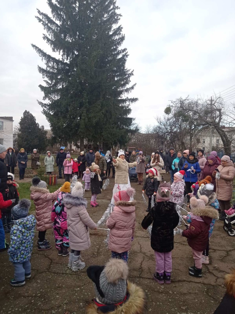 Казкові зустрічі біля ялинки