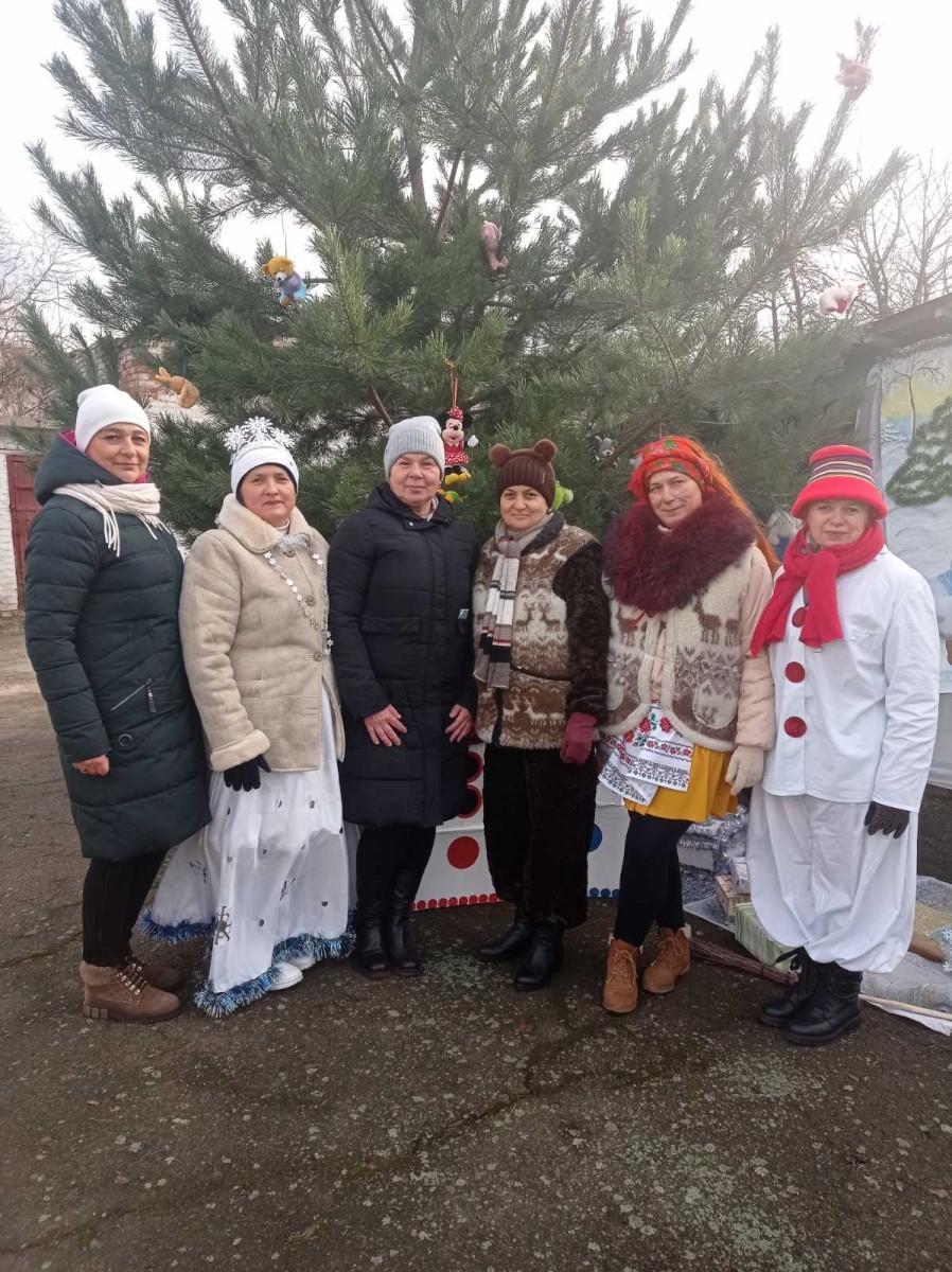 Казкові зустрічі біля ялинки